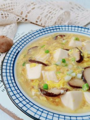 鸡蛋丝金灿灿的。