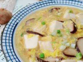 鸡蛋丝金灿灿的。