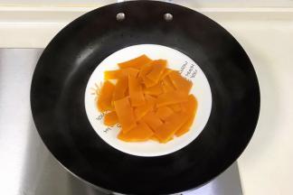 南瓜去皮切片状，入锅蒸煮。