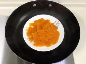南瓜去皮切片状，入锅蒸煮。
