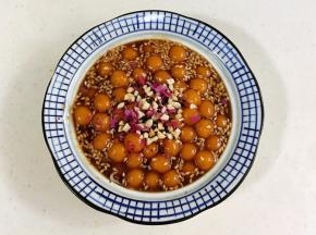盛入碗中，加入花生碎、黑芝麻和玫瑰花瓣。