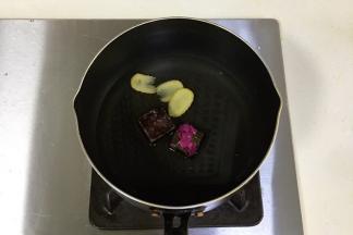 锅中加入玫瑰红糖、姜片和半碗水。