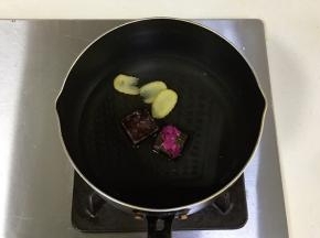 锅中加入玫瑰红糖、姜片和半碗水。