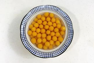 圆子煮熟后捞出过凉水。