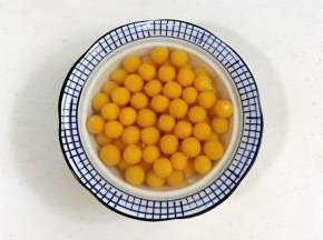 圆子煮熟后捞出过凉水。