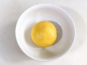 揉成光滑的面团。