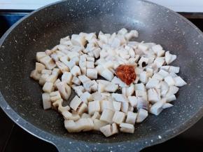 加一勺黄豆酱。