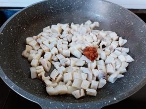 加一勺黄豆酱。