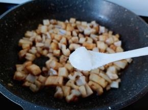 一点盐与生抽调味。