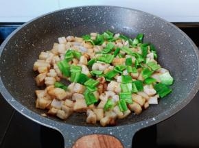 放青辣椒丁翻炒。