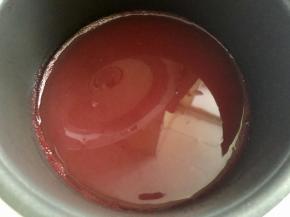 放入一勺红曲粉，拌匀，按下煮饭程序开始煮饭。