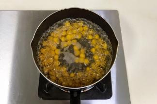 入沸腾的锅中煮至浮起。