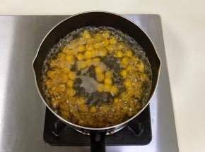入沸腾的锅中煮至浮起。
