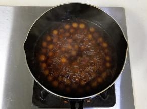 加入南瓜圆子，慢慢煮至汤汁浓稠。