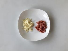 把火腿和芝士片切碎备用。