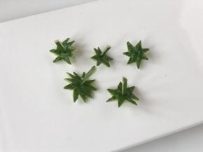 用牙签在草莓蒂中心扎个孔，插入草莓梗。