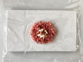 在米饭中间放入火腿碎和芝士碎。