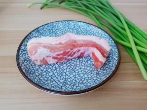 选择新鲜的五花肉来做最合适。