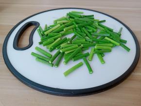 蒜苗切成寸段。