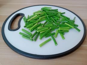 蒜苗切成寸段。