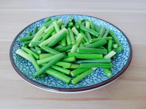 放到盘子里备用。