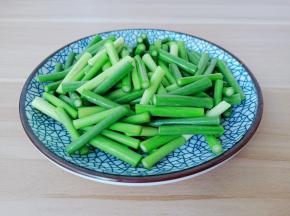 放到盘子里备用。