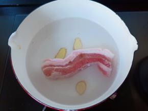 五花肉放入锅里，放适量的清水，生姜片，料酒。