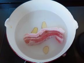 五花肉放入锅里，放适量的清水，生姜片，料酒。