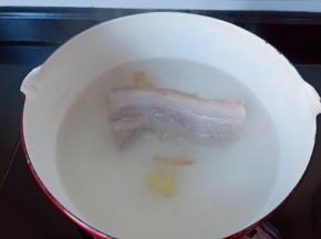 开大火焯水两分钟。