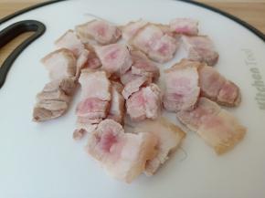 焯水后的五花肉切成片。