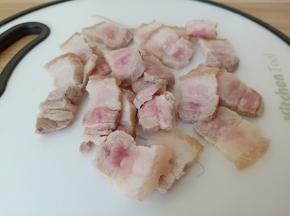 焯水后的五花肉切成片。