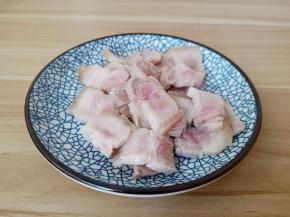 五花肉放入盘里备用。