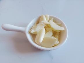 蒜瓣用刀背拍一下剥壳。