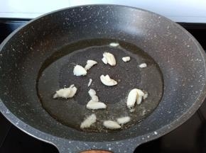 锅里倒油下蒜炒香。