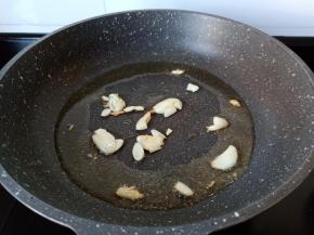 将蒜翻炒至微黄。