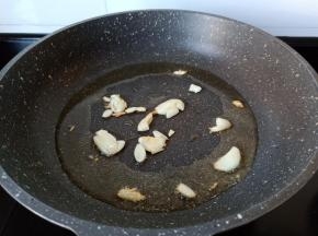 将蒜翻炒至微黄。