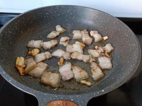 下五花肉煸炒出油。