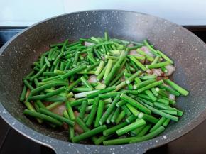 下蒜薹快速翻炒。