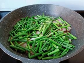 下蒜薹快速翻炒。