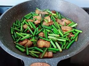 大火快速将调味料翻炒均匀即可出锅。