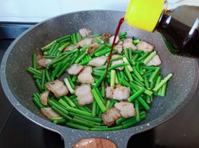 加一勺生抽与盐翻炒。