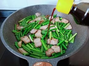 加一勺生抽与盐翻炒。