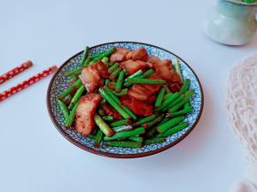 蒜苗回锅肉做法简单，肥而不腻！