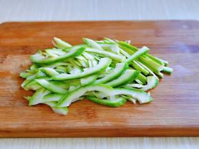 再把西葫芦切片。