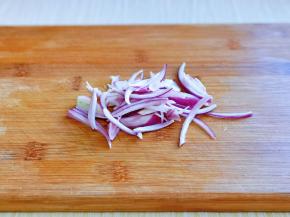 洋葱切丝。