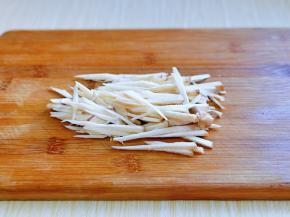 杏鲍菇洗干净，切丝。