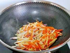 炒制三丝变软。