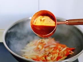 加入酱料，翻炒至三丝断生。(生抽，蚝油，豆瓣酱加入器具中，加少量水搅拌均匀)