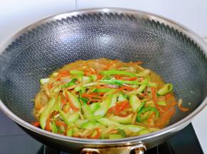 快速翻炒，西葫芦炒熟关火出锅。