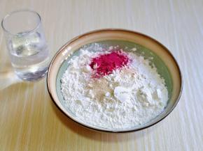 首先将面粉放入大口器具。加入酵母粉，红甜菜粉，分次加入温水，一边用筷子搅拌至絮状。